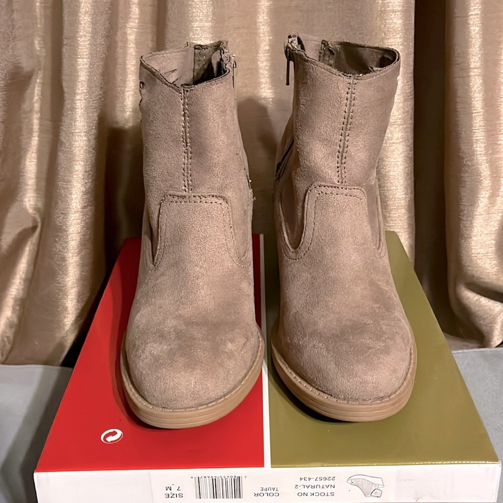 Qupid Size 7 boots. My daughter them twice.